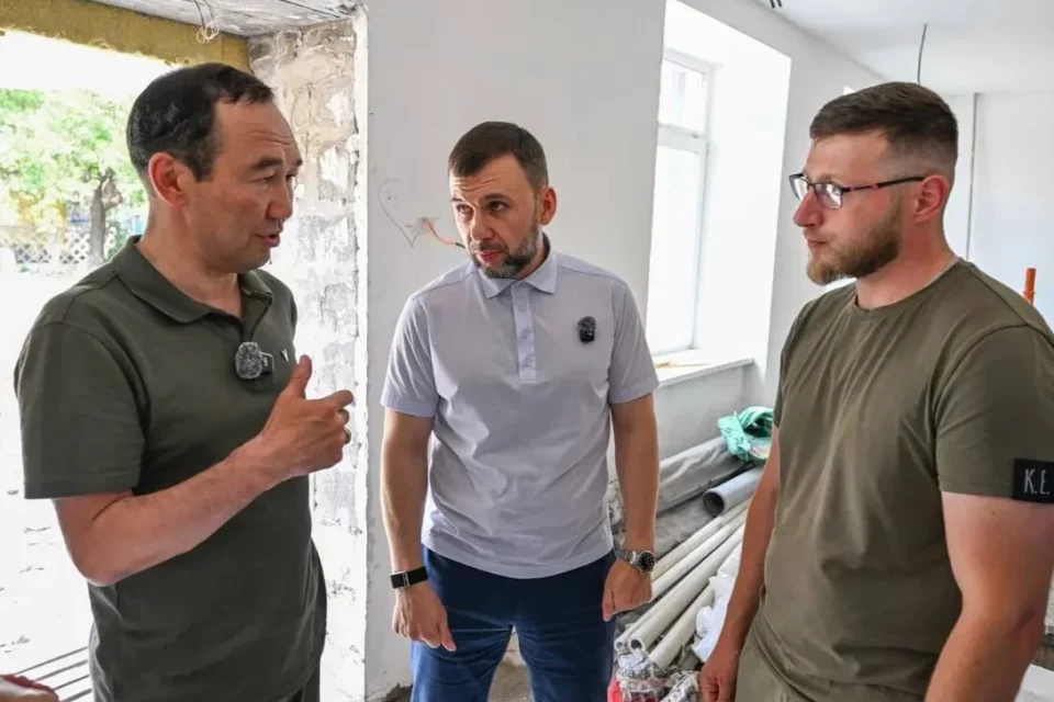 Глава Якутии проверил восстановительные работы в Докучаевске ДНР