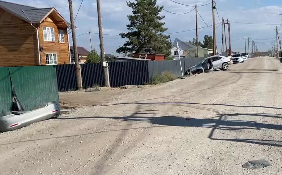 В Якутске при наезде автомобиля на столб и забор погиб человек