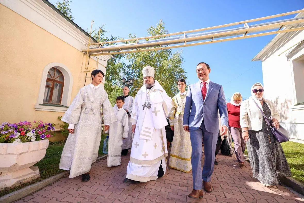 Айсен Николаев передал Якутской епархии икону Великомученика Димитрия Солунского