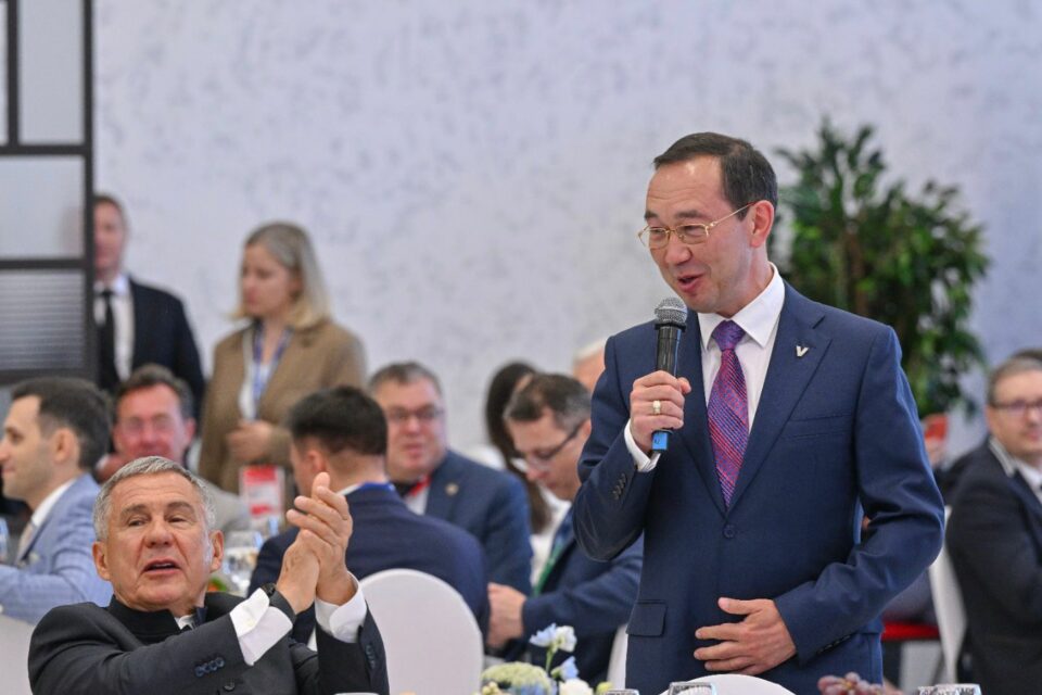 Айсен Николаев принял участие в деловом завтраке «Газпромбанка»