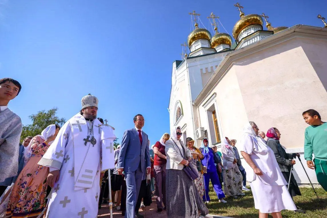 Айсен Николаев передал Якутской епархии икону Великомученика Димитрия Солунского
