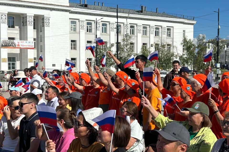 Волонтеры Якутии раздают ленточки и флажки в цветах триколора