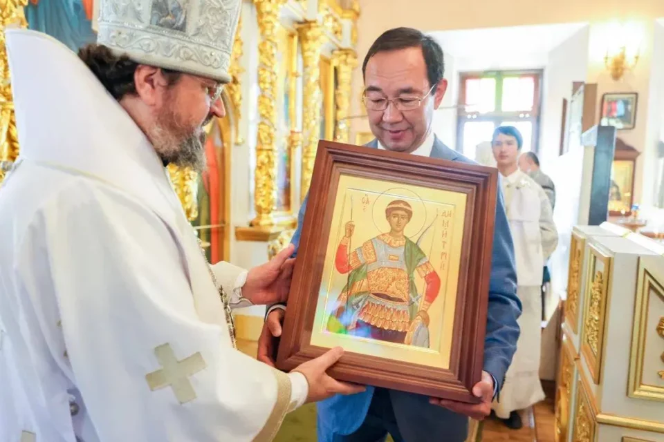 Айсен Николаев передал Якутской епархии икону Великомученика Димитрия Солунского
