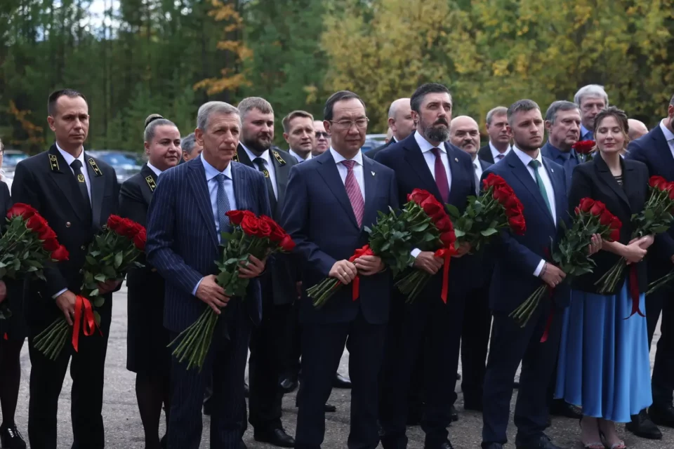 Айсен Николаев почтил память шахтёров в Нерюнгри