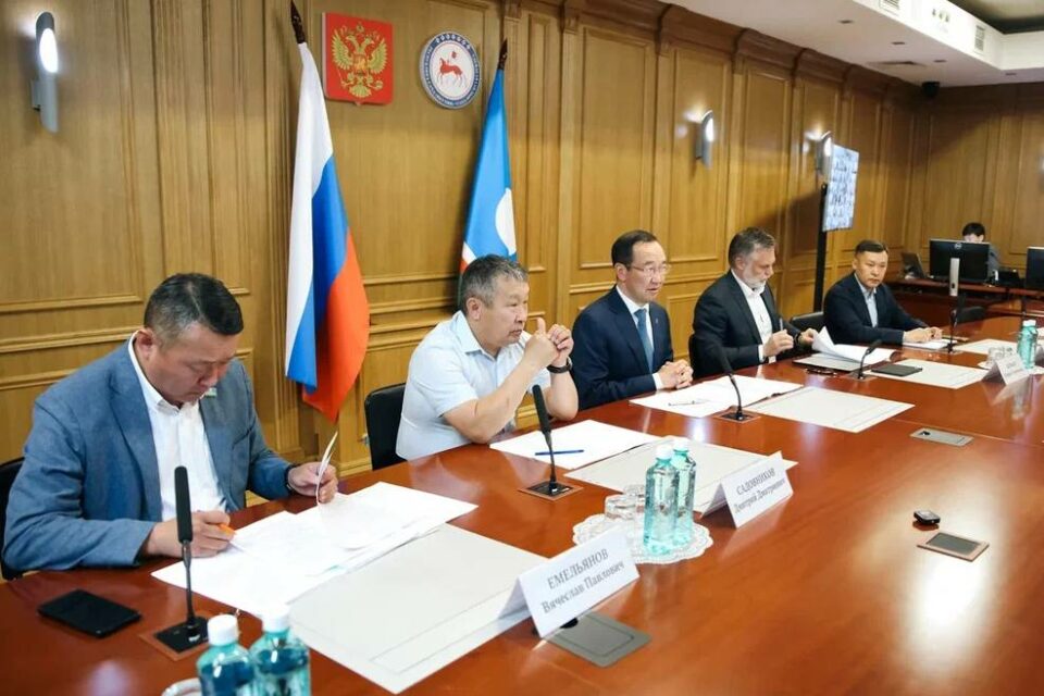 Глава Якутии провёл совещание по подготовке к отопительному сезону