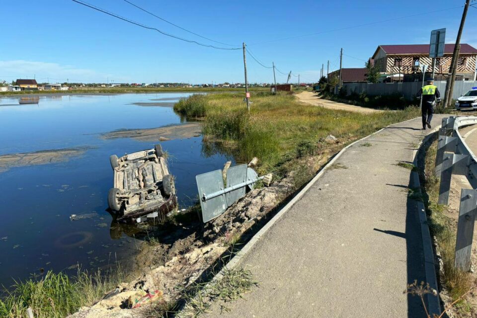 В Якутске пьяный водитель иномарки не справился с управлением и перевернулся