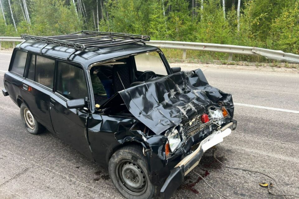 В Ленском районе большегруз сбросил емкости на встречную полосу, пострадали два человека
