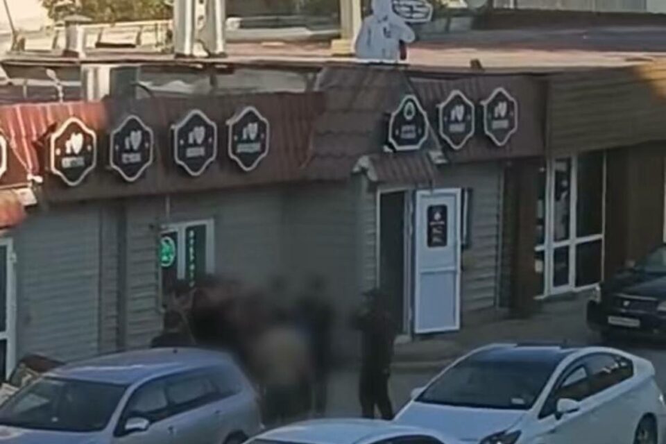 Четырех мужчин задержали в Якутске за потасовку у ночного клуба