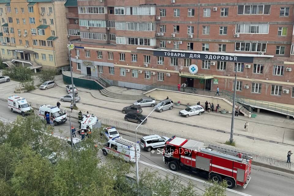 Автомобиль скорой помощи перевернулся в Якутске