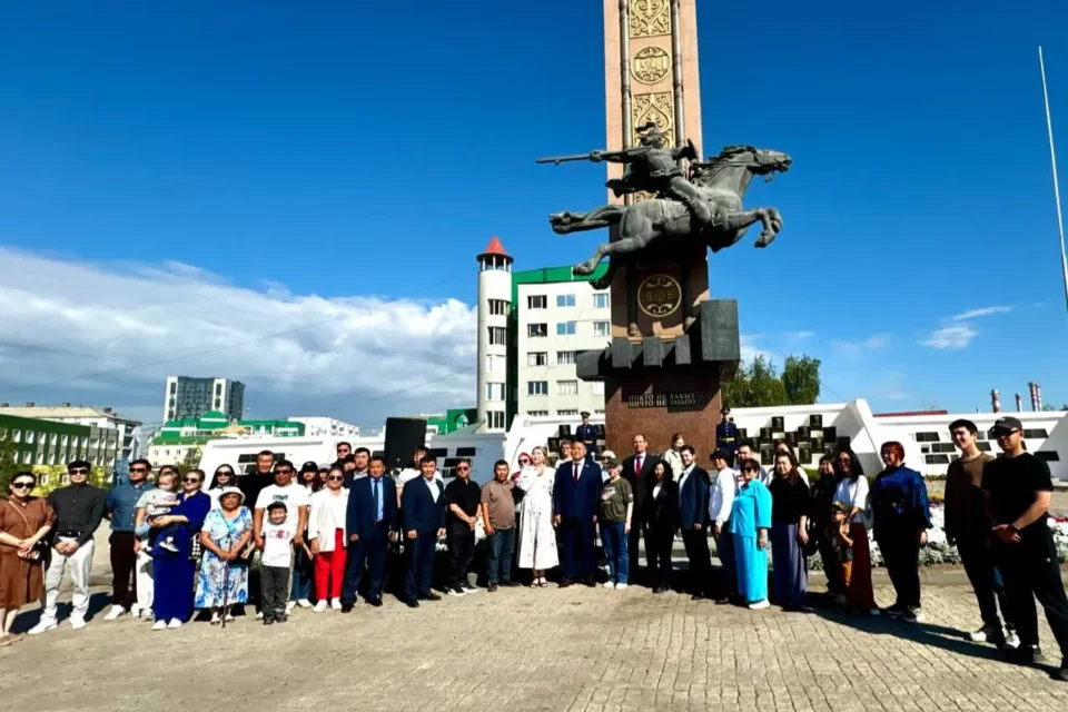 В день 82-й годовщины Курской битвы на площади Победы Якутска возложили цветы