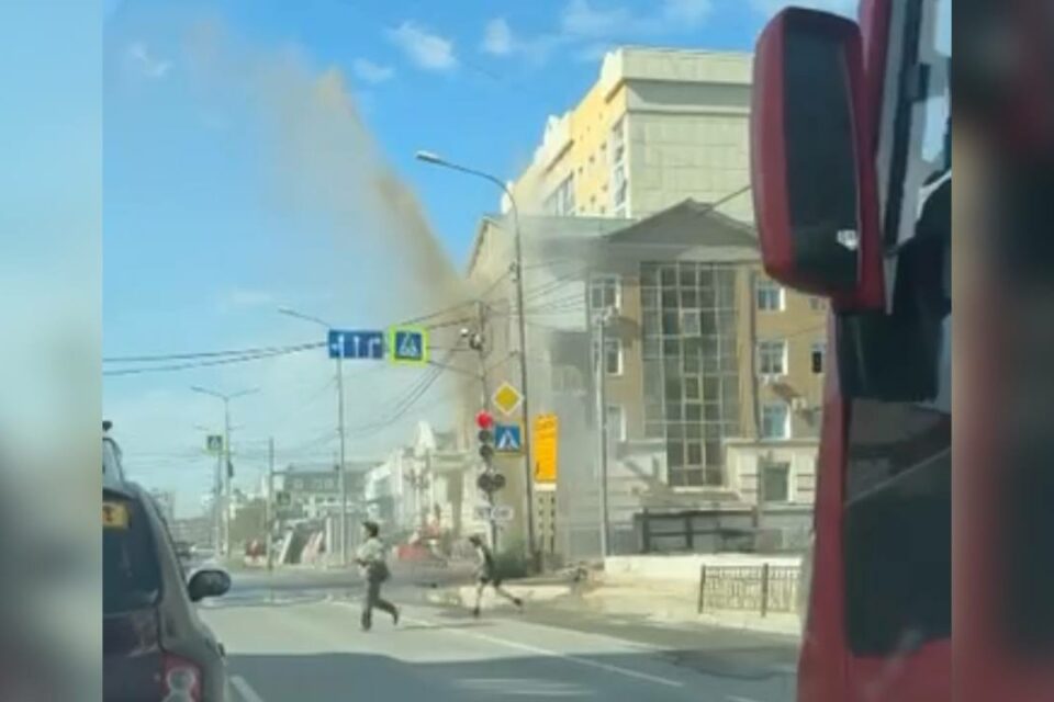 В Якутске забил фонтан грязной воды высотой в несколько этажей