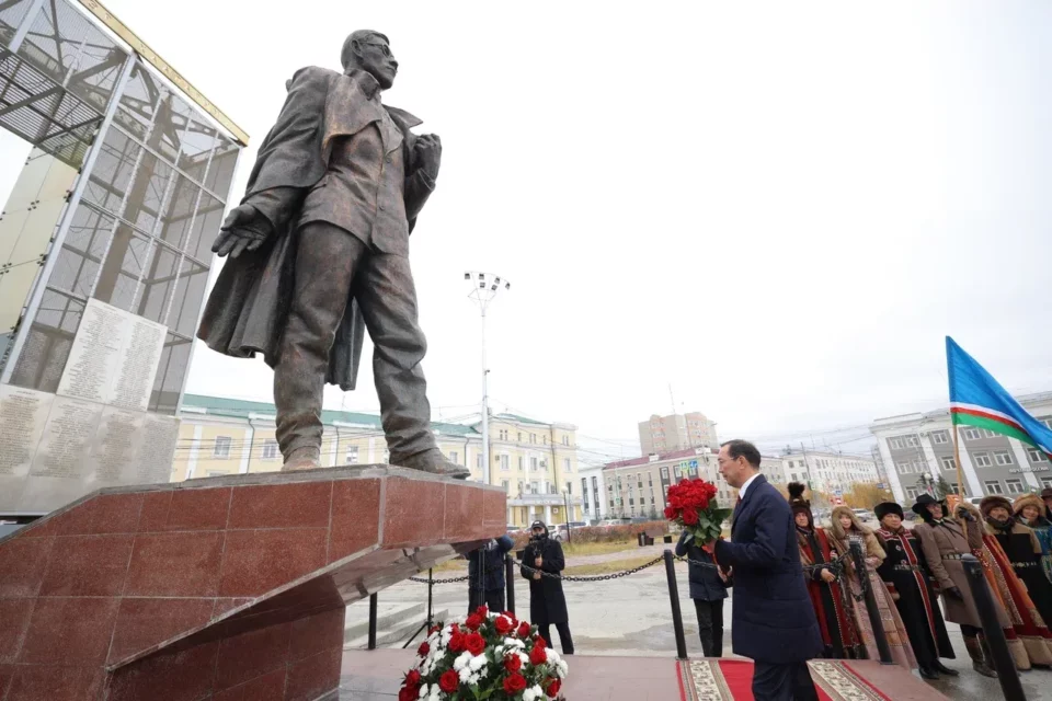 Глава Якутии возложил цветы к памятнику Платону Ойунскому