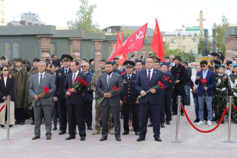 Депутаты Якутской городской Думы почтили память павших во Второй мировой войне