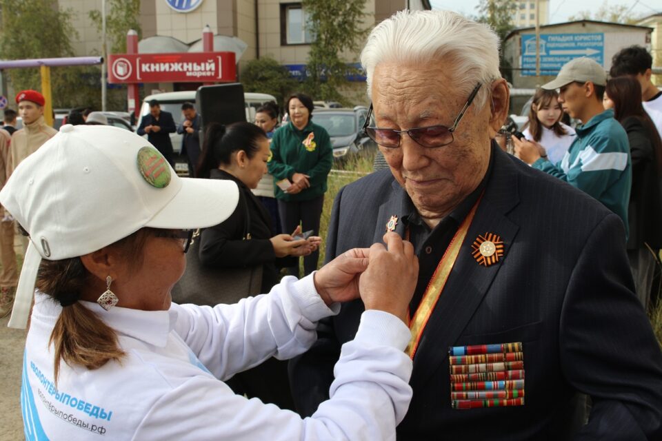 Живая легенда Якутии: 99-летнему ветерану Кириллу Павлову устроили праздник во дворе