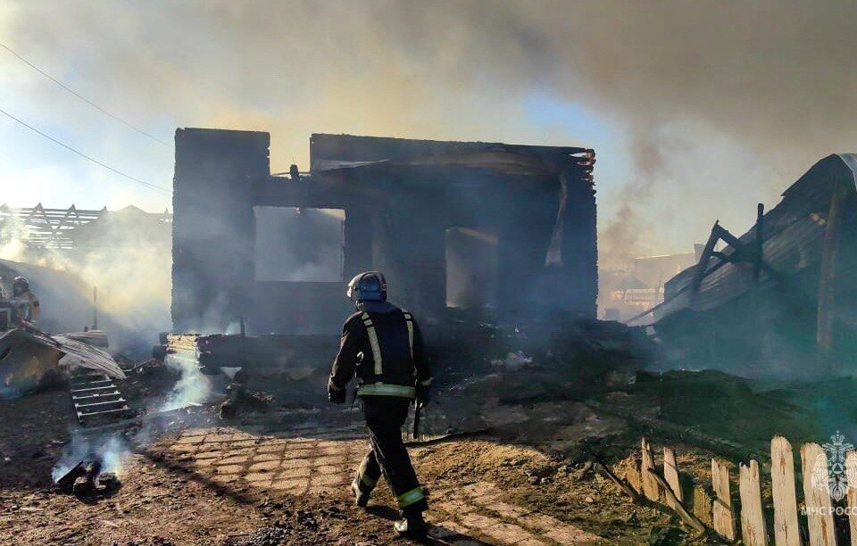 Крупный пожар произошел в селе Асыма Горного района