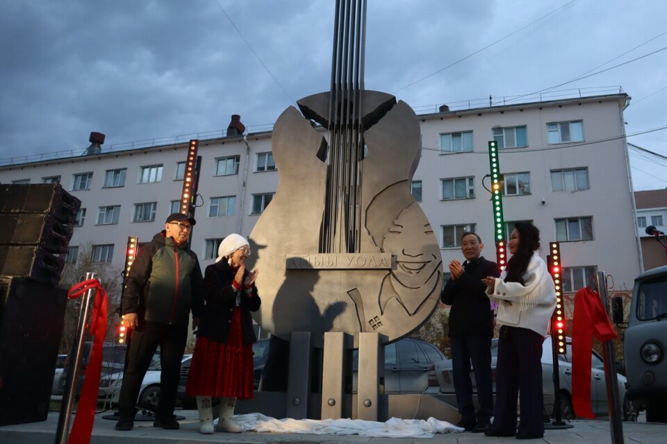 В Якутске открыли сквер со стелой памяти музыканта Айыы Уола