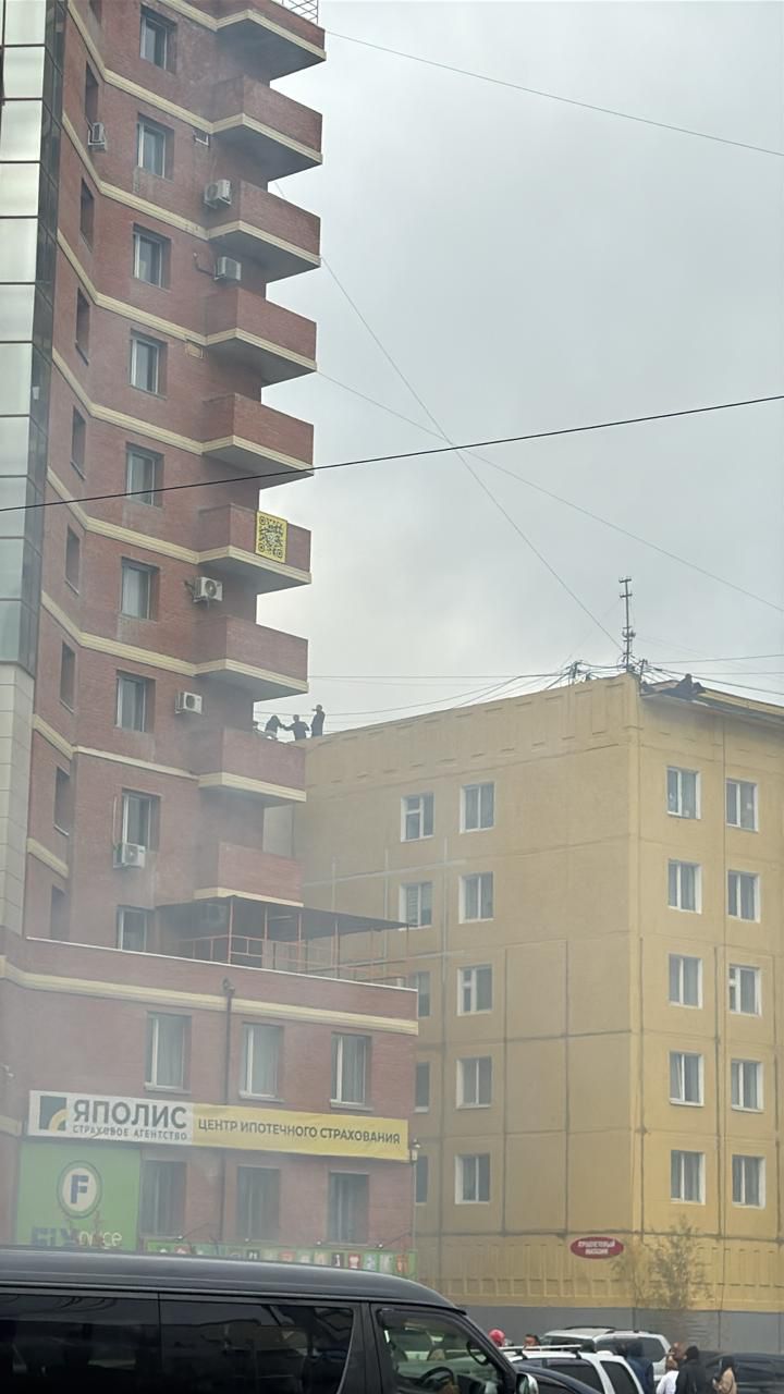 «Пришлось прыгать на крышу соседнего дома»: очевидцы рассказали о пожаре на улице Курашова в Якутске