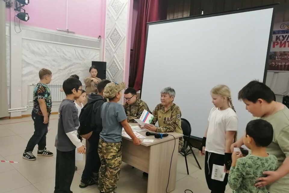 Отец и сын, участвовавшие в СВО, провели урок мужества в селе Маган
