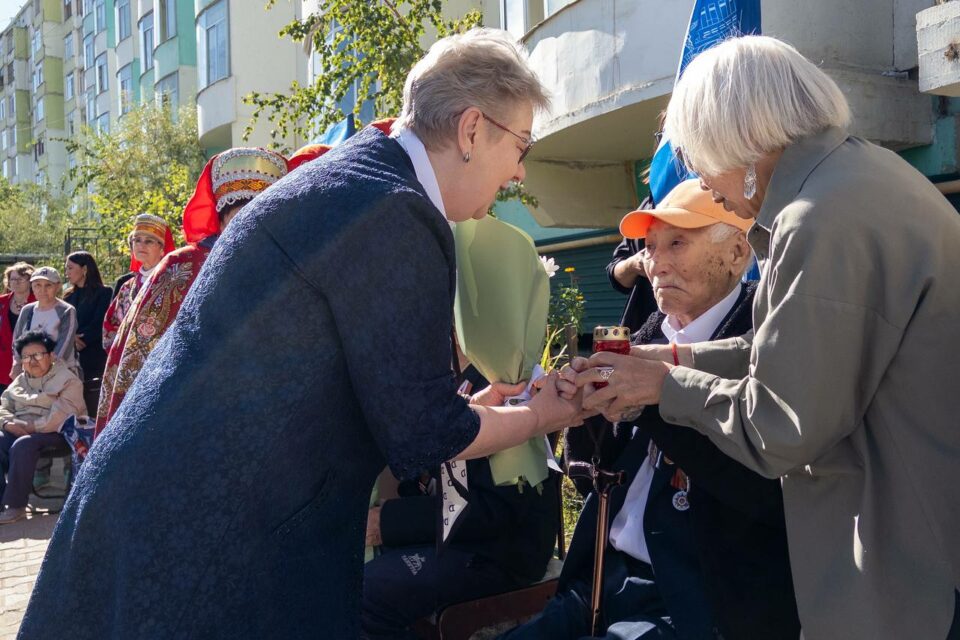 Лампадки с частичками Вечного огня передали ветеранам в Якутске