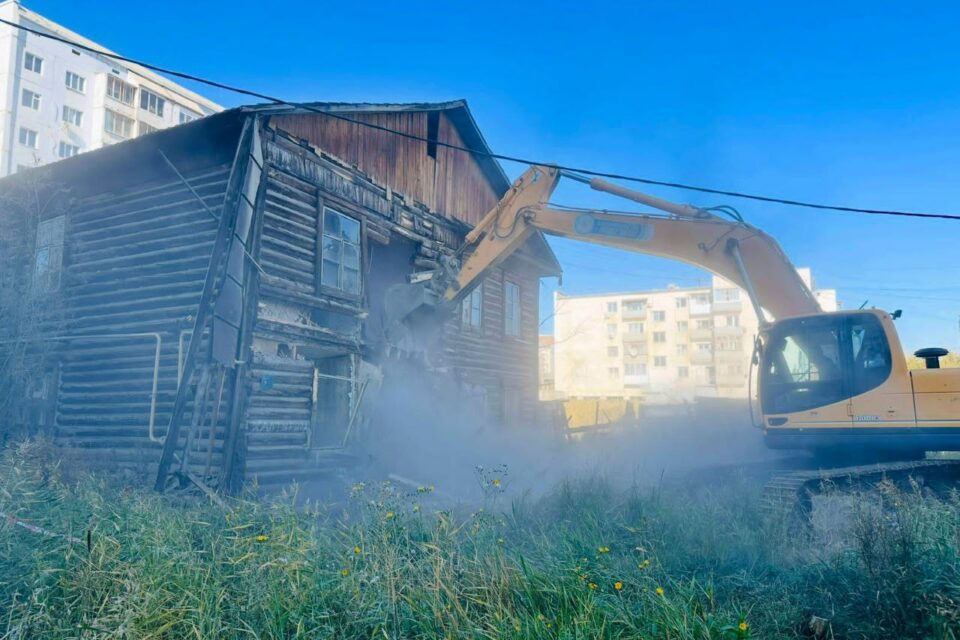 В Якутске снесли двухэтажный дом по улице Халтурина