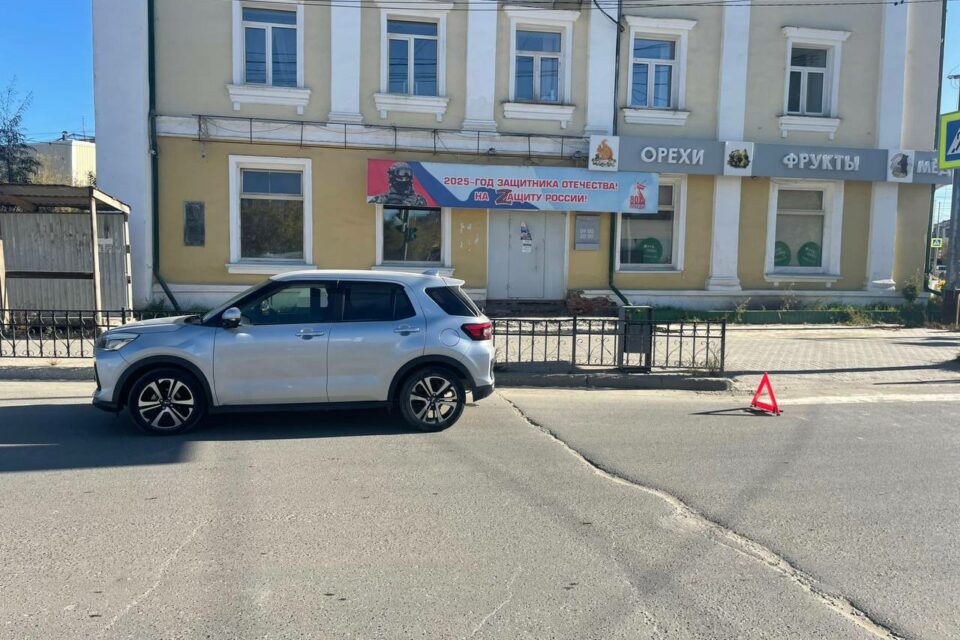 В Якутске мужчина получил перелом ноги, попав под колеса автомобиля