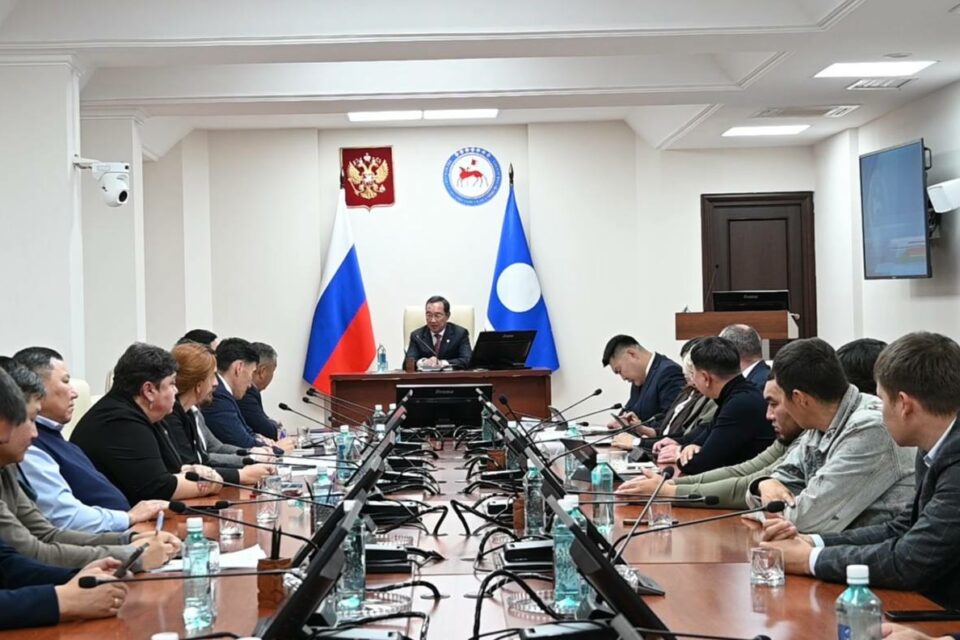 Айсен Николаев раскритиковал мэрию за резкое сокращение разрешений на строительство МКД