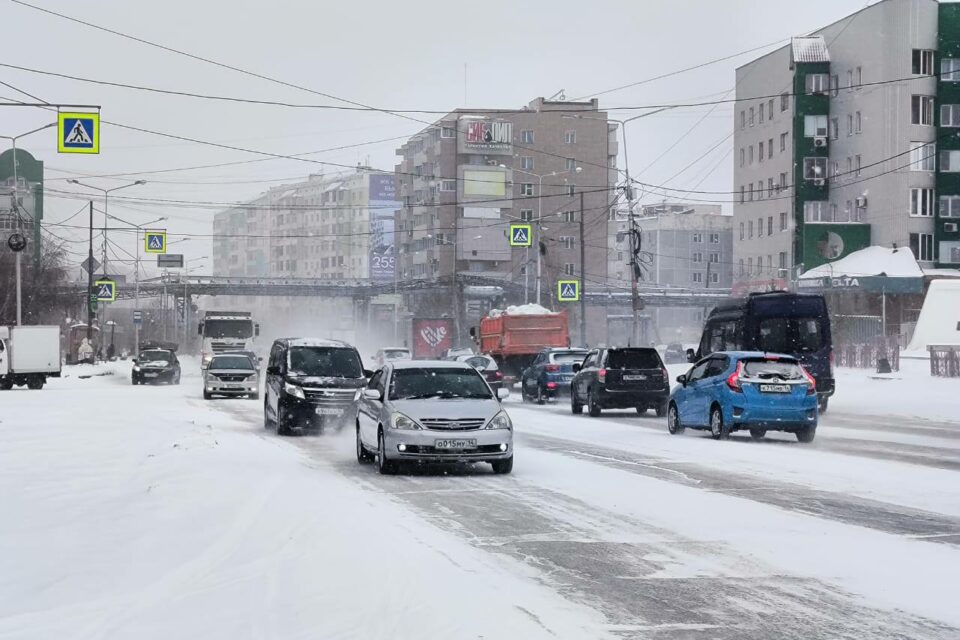 Якутян предупредили о гололедице на дорогах