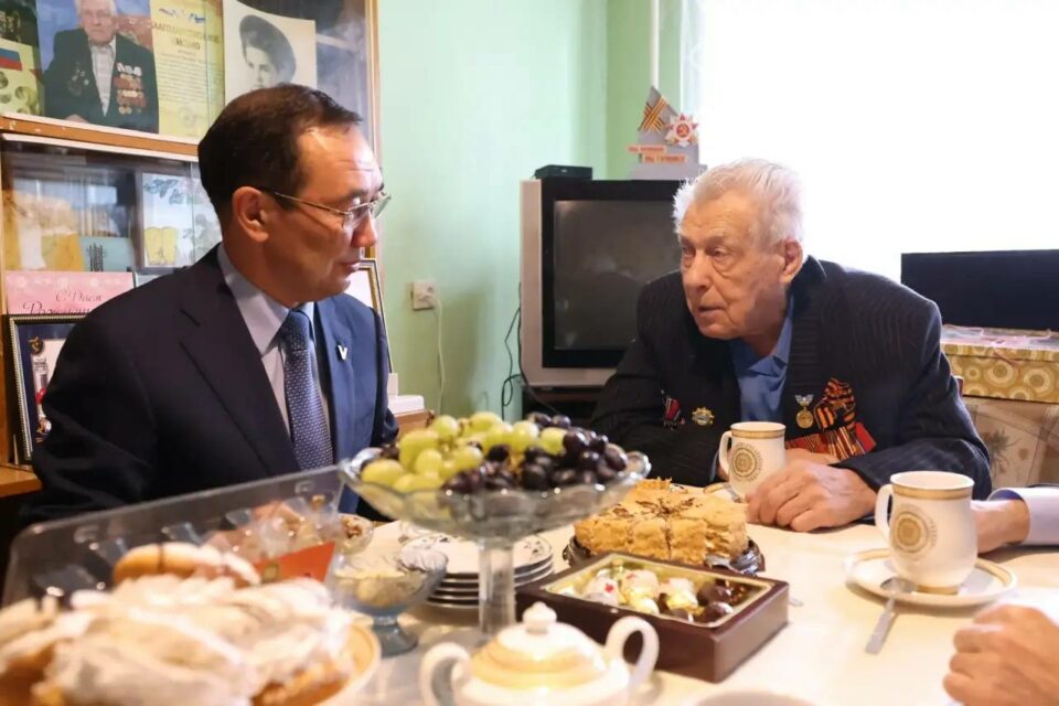 Глава Якутии встретился с участником Великой Отечественной войны Валерием Спиридоновым
