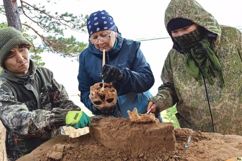 Древний могильник с парным погребением раскопали в Якутии