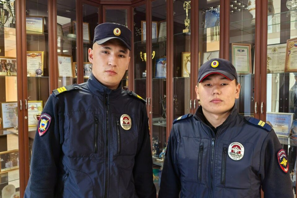 Курсанты МВД по Якутии спасли пожилую семью на пожаре