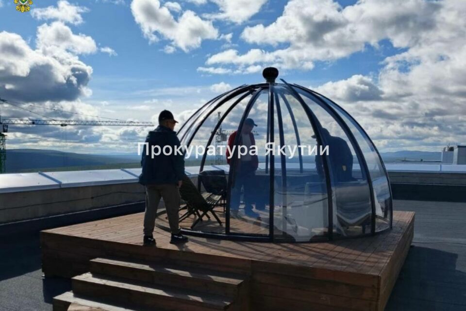 Купол «для свиданий» демонтировали с крыши дома в Нерюнгри