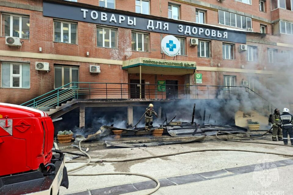 Горели утеплитель и строймусор. В Якутске потушили пожар на улице Курашова