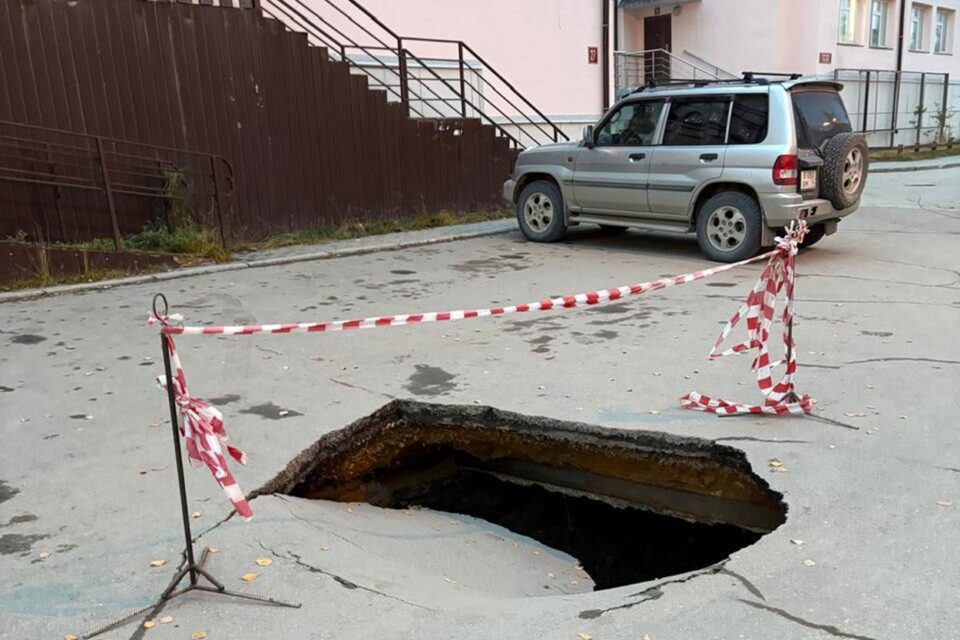 На автомобильной парковке в Якутске образовалась яма