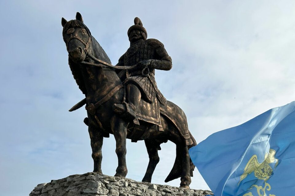 В Якутии открыли памятник Тыгын Дархану и его потомкам