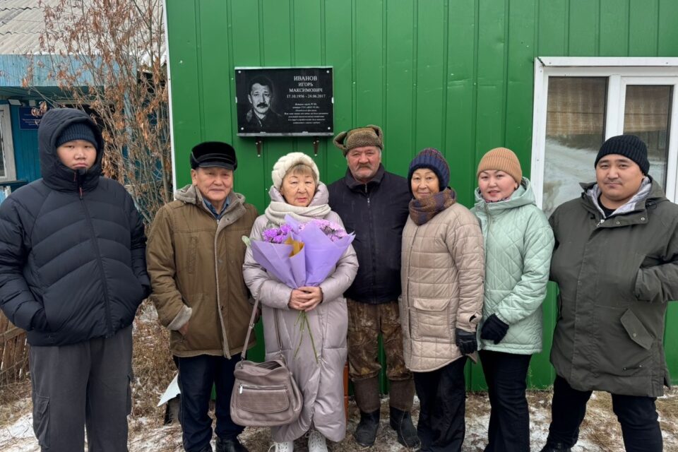 В Оленьке открыли мемориальную доску памяти ветерана ЖКХ Игоря Иванова