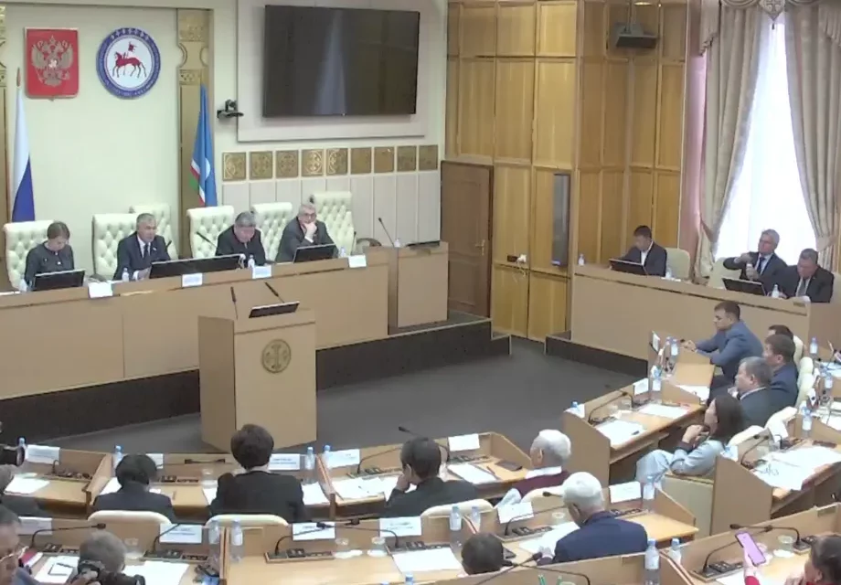 В Ил Тумэне проходят слушания по проекту изменений в Конституцию Якутии