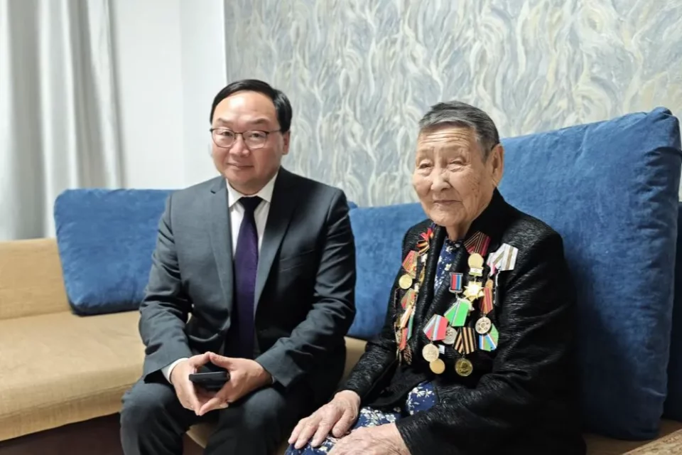 В Якутии поздравили старейшую 104-летнюю жительницу