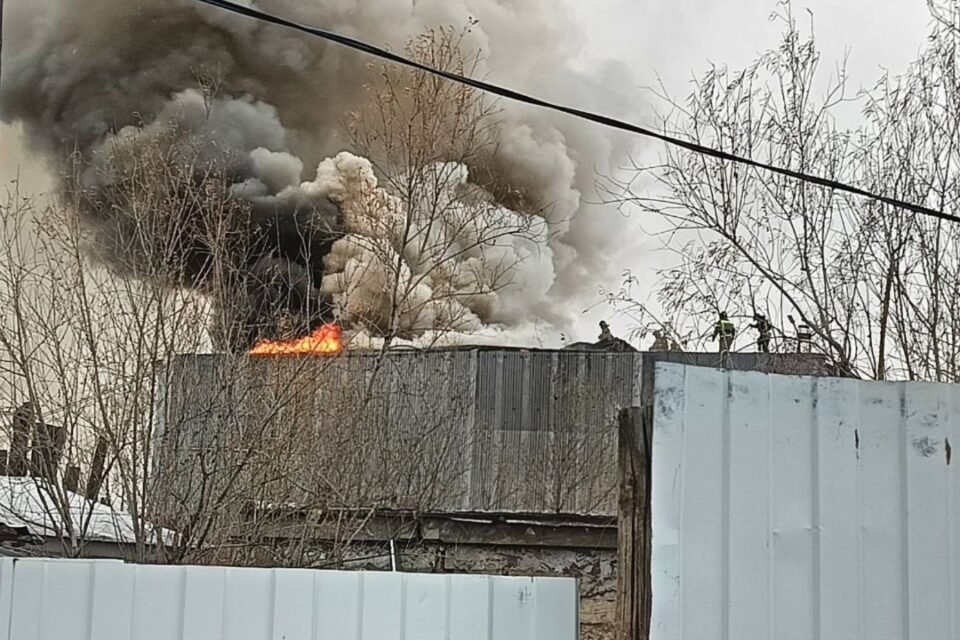 Пожар вспыхнул на проспекте Михаила Николаева в Якутске