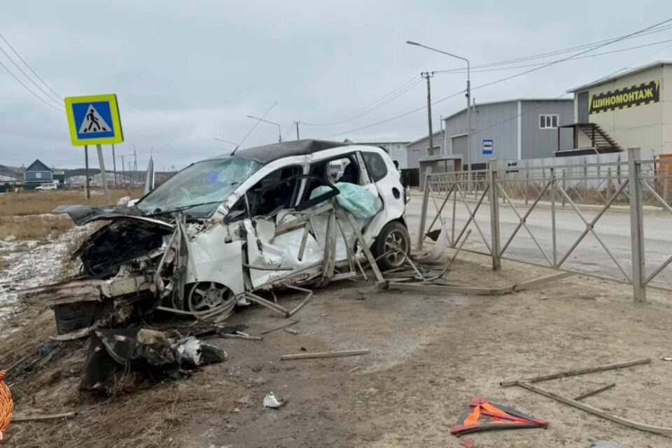 В Якутске погиб водитель автомобиля при столкновении с ограждением