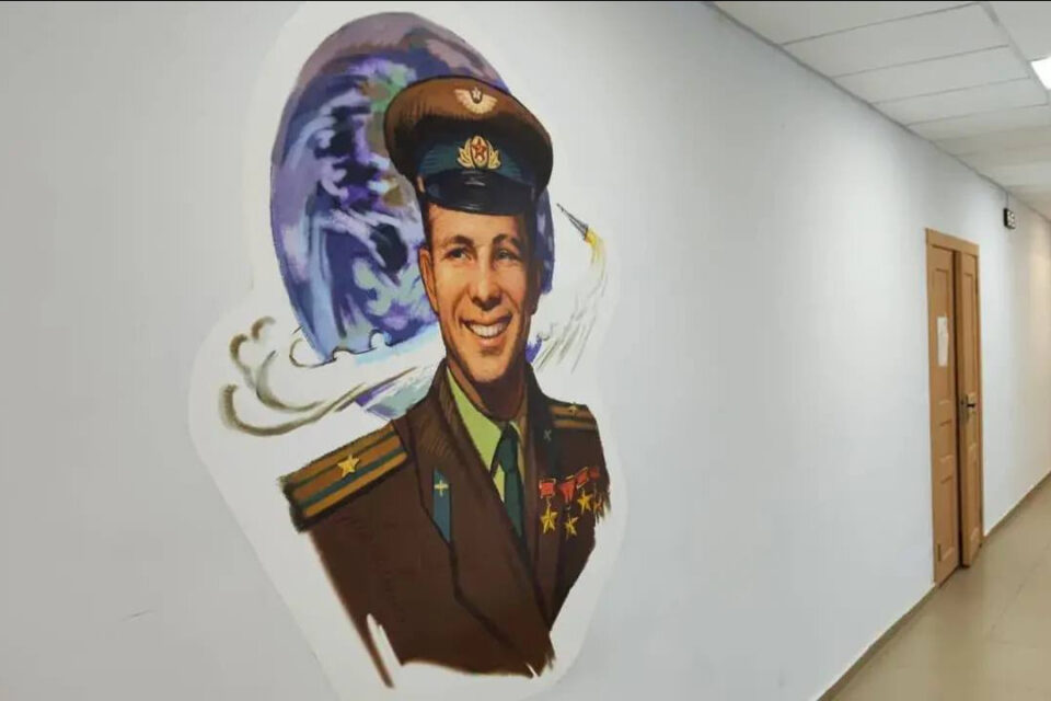 В Сунтарской школе появились портреты Юрия Гагарина и Героя России Дмитрия Егорова