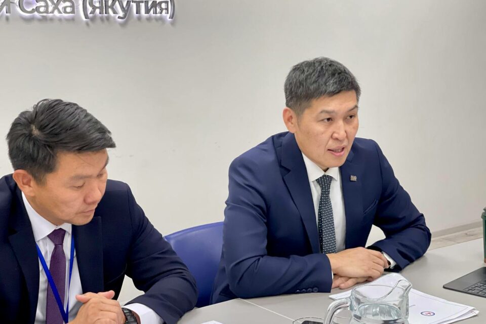 Анатолий Семенов представил коллективу Мининноваций Якутии нового руководителя