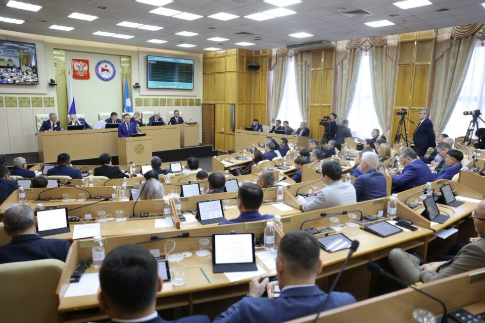Поправки в Конституцию Якутии приняты большинством голосов
