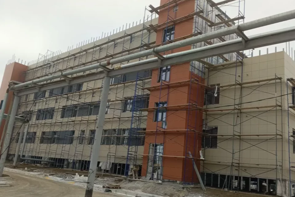 Строительная готовность поликлиники в Амге составила 75%