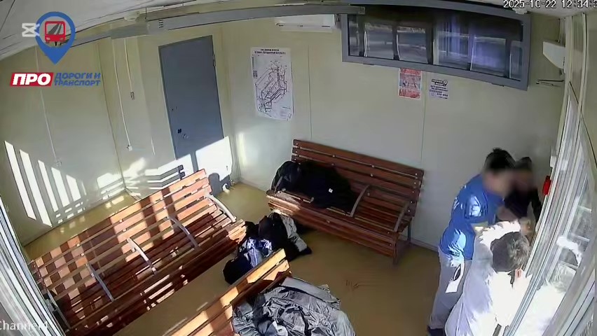 Школьники разгромили теплую остановку в Якутске