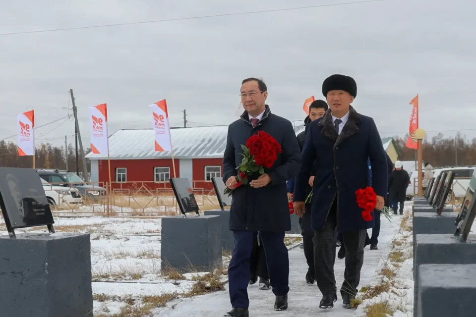 Айсен Николаев возложил цветы к памятнику Федору Попову на его малой родине