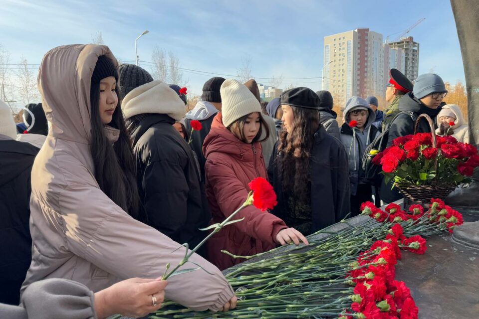 В Якутске почтили память народного учителя Михаила Алексеева