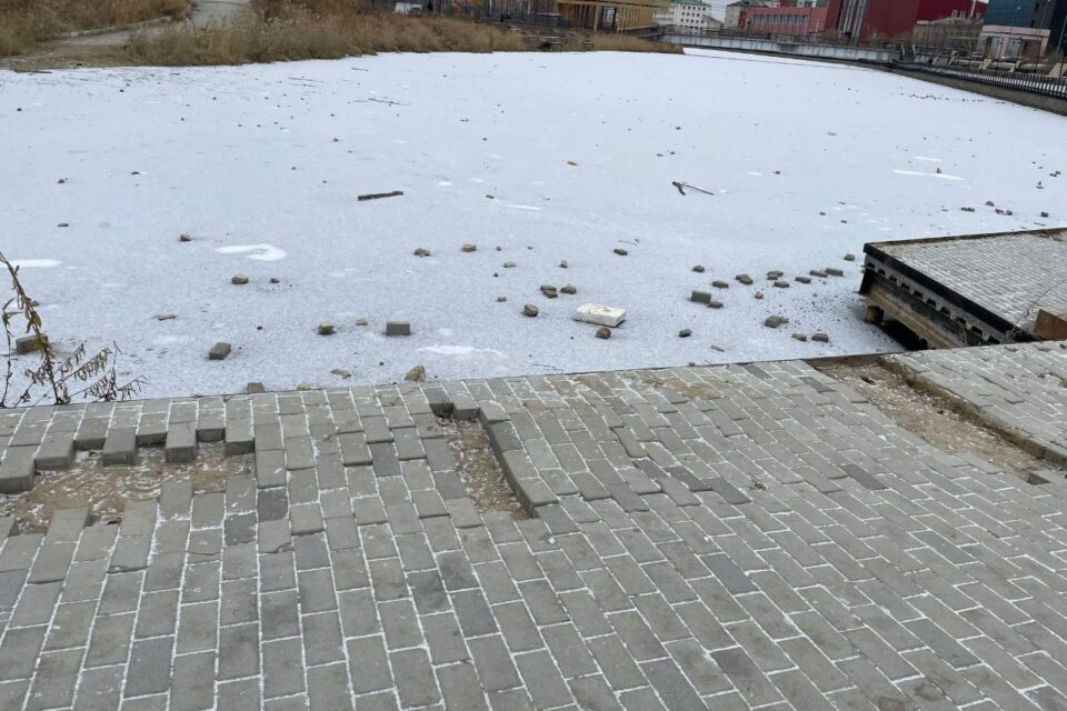 В Якутске вандалы выломали тротуарную плитку и выбросили её в Талое озеро
