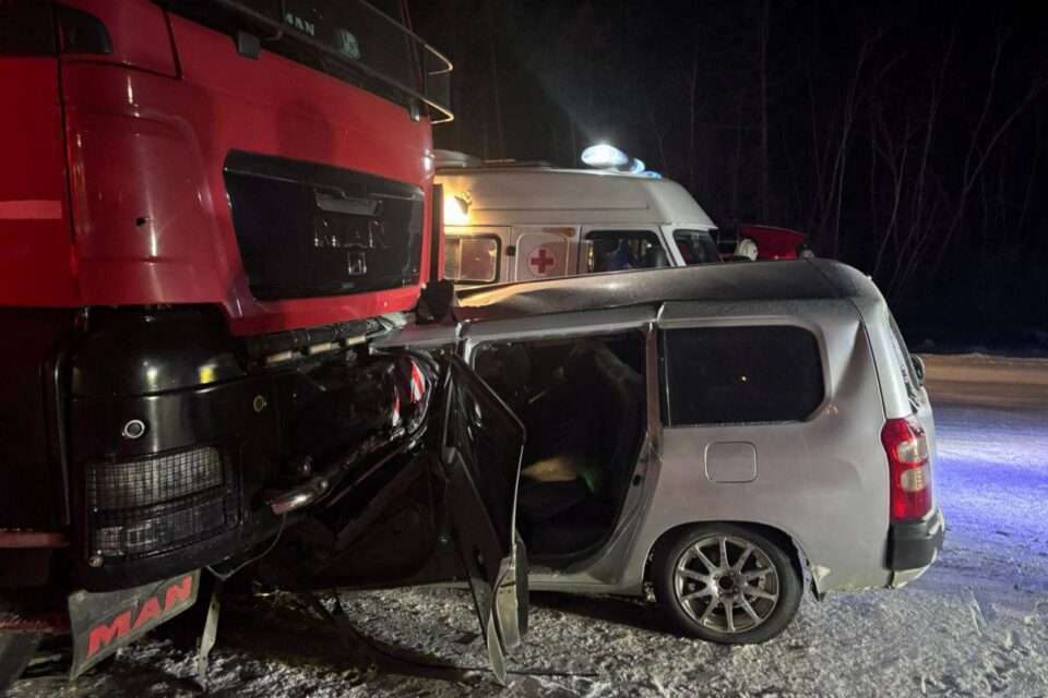В Хангаласском районе при наезде легкового авто на грузовик погиб человек