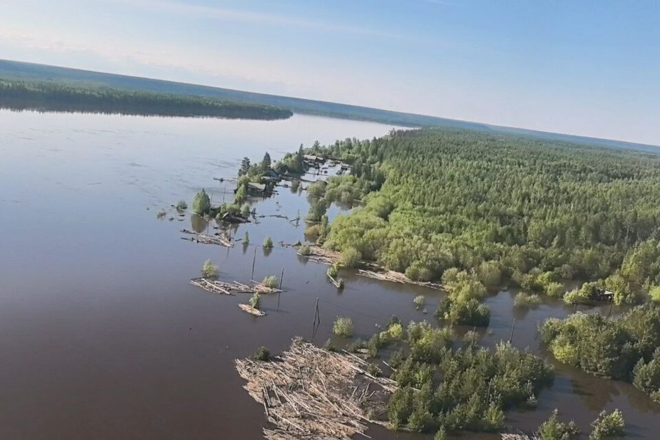 Наполовину затопленную лодку обнаружили в Усть-Майском районе