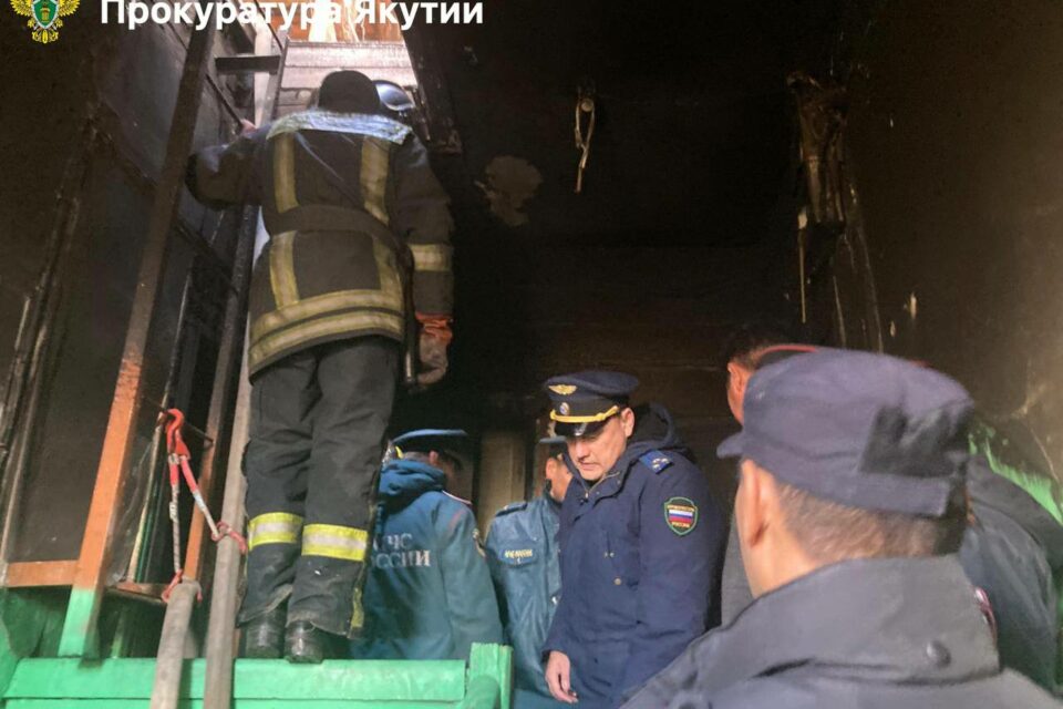 В гибели трех детей при пожаре в Якутске обвинили их мать